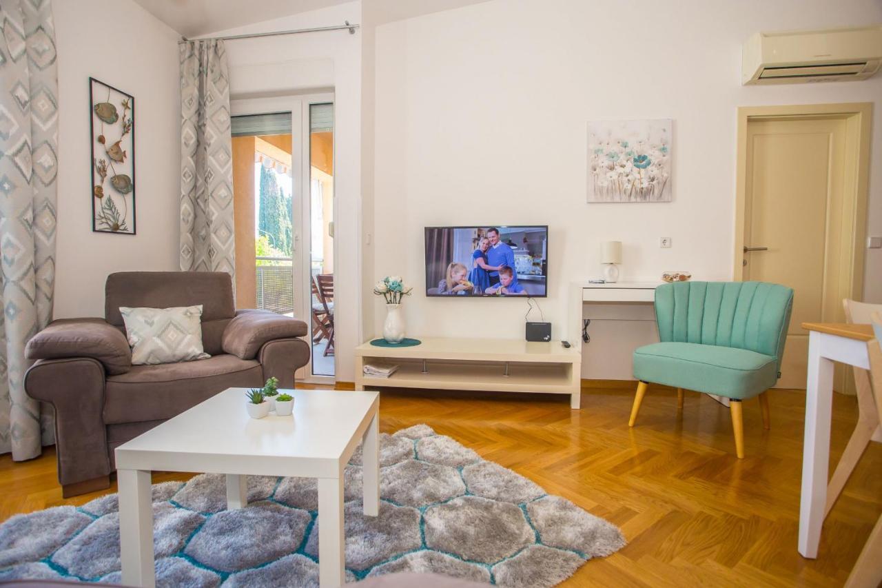 Apartment Dora Near Sea And Center With Private Garage Porec Exterior photo