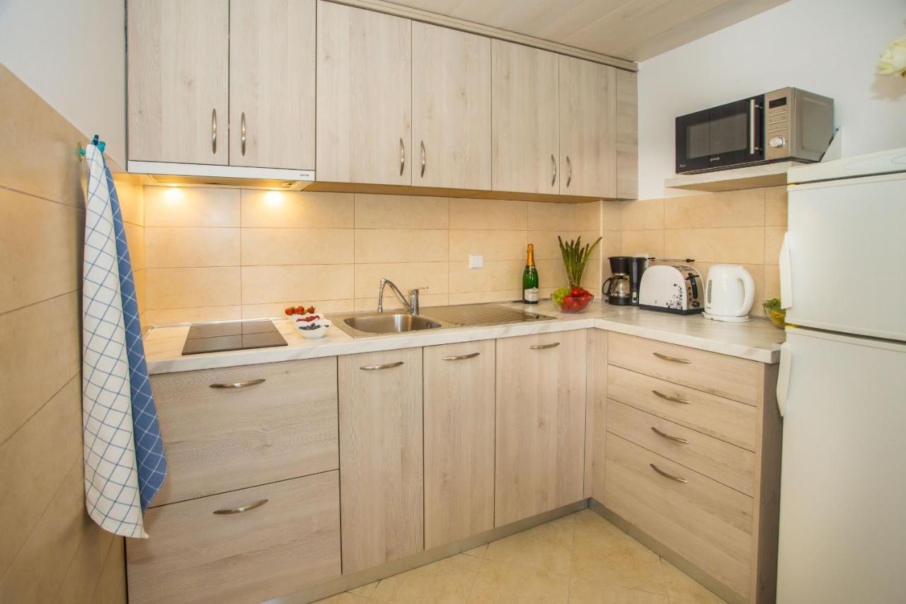 Apartment Dora Near Sea And Center With Private Garage Porec Exterior photo