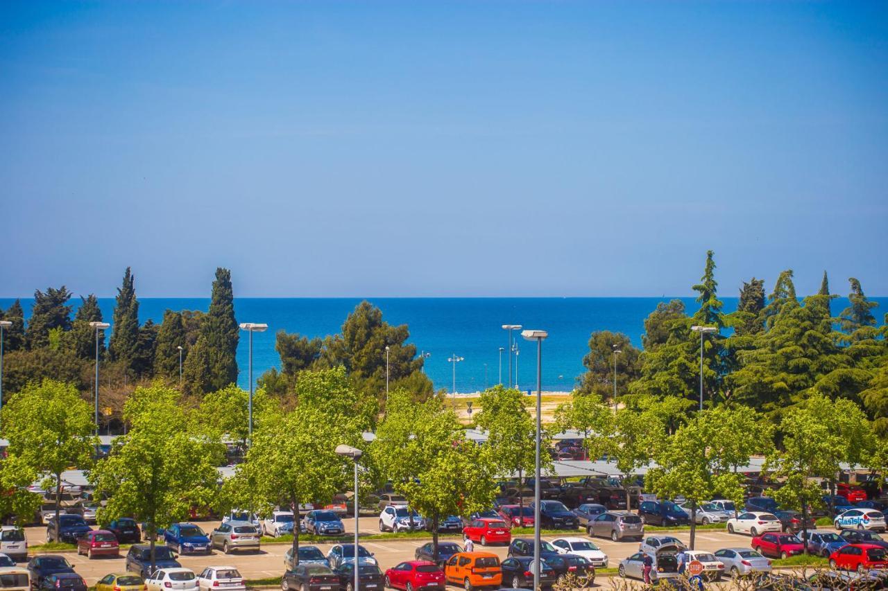 Apartment Dora Near Sea And Center With Private Garage Porec Exterior photo