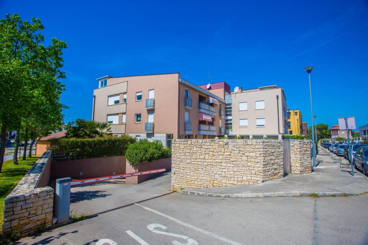 Apartment Dora Near Sea And Center With Private Garage Porec Exterior photo