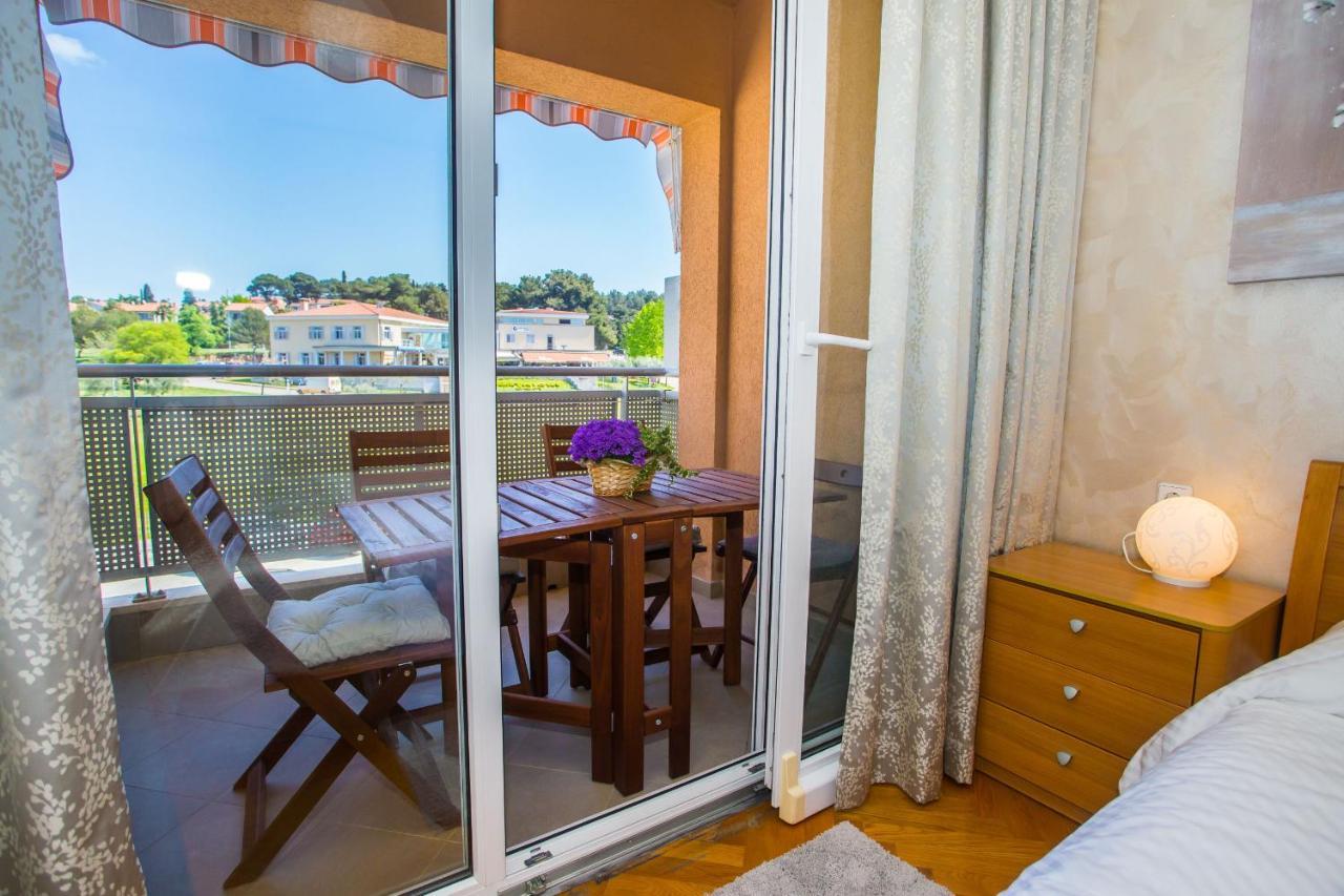 Apartment Dora Near Sea And Center With Private Garage Porec Exterior photo