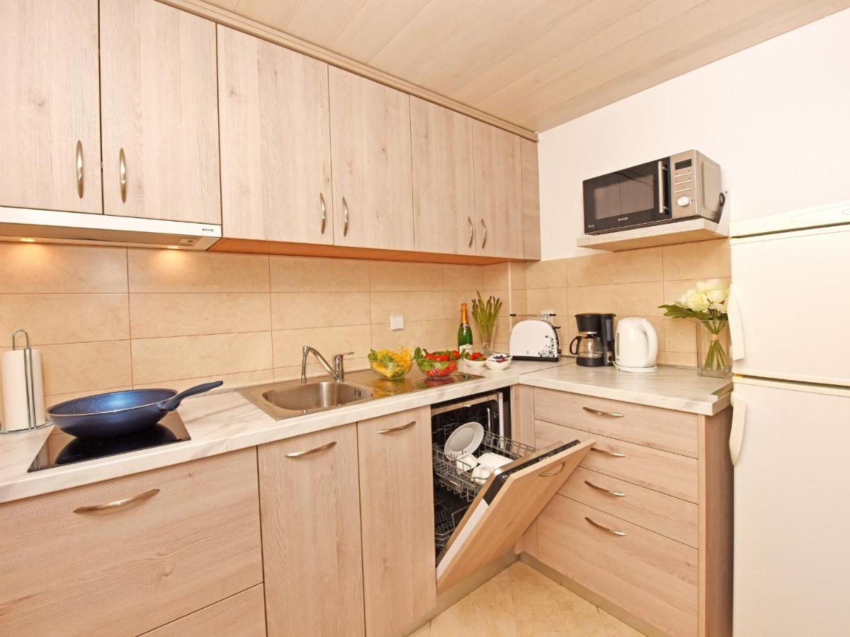 Apartment Dora Near Sea And Center With Private Garage Porec Exterior photo