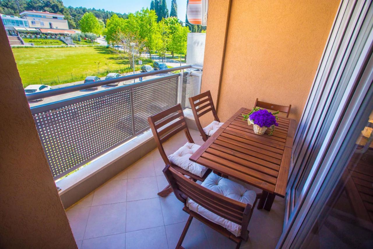 Apartment Dora Near Sea And Center With Private Garage Porec Exterior photo